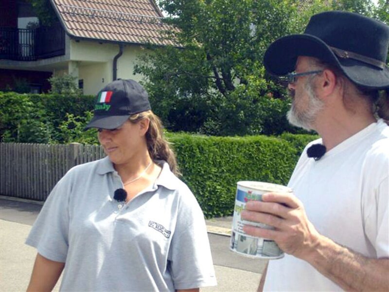 Tauschmama Sabine und Rudi wollen den Zaun streichenTauschmama Sabine und Rudi wollen den Zaun streichen – Bild: RTL Zwei