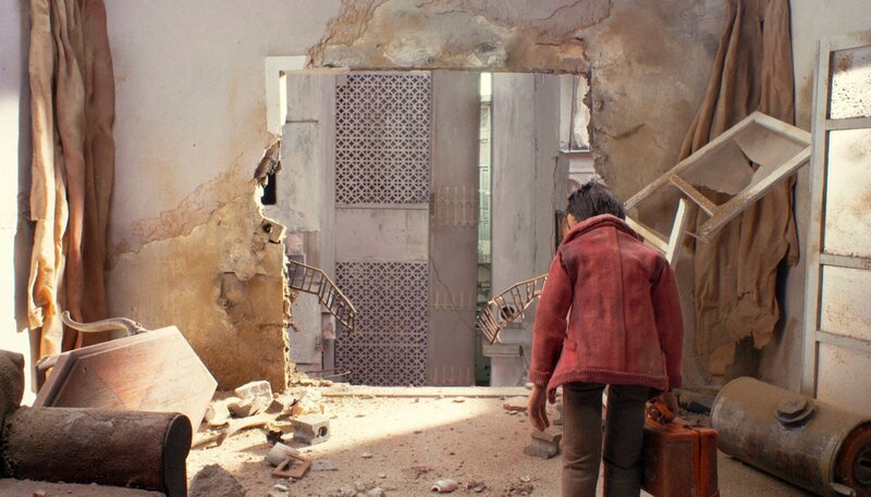 Midyan steht vor den Trümmern seines ehemaligen Zuhauses. – Bild: MDR/​Antoine Antabi