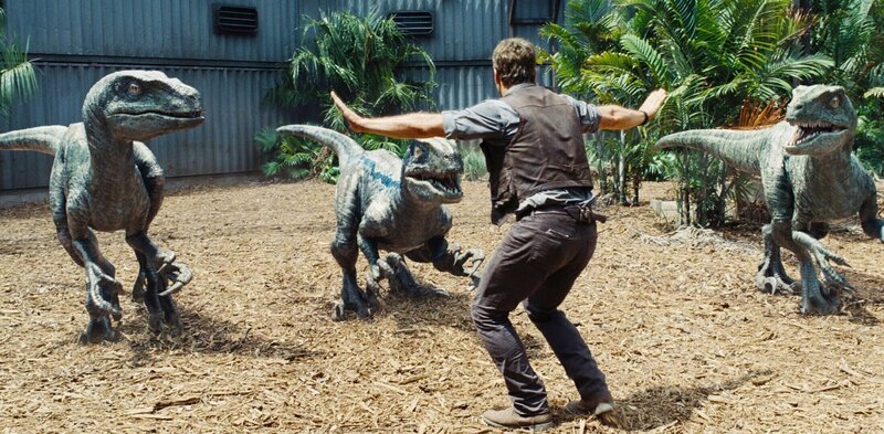 Kann Owen (Chris Pratt) die anderen Besucher vor den befreiten Dinosauriern retten? – Bild: RTL /​ © 2015 Universal Studios and Amblin Entertainment, LLC.