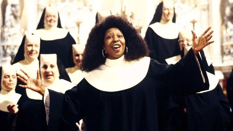 Deloris alias Schwester Mary Clarence (Whoopie Goldberg, M.) bringt Schwung in den Nonnenchor. Schon bald schmettern die Schwestern fetzige Gospels und Spirituals anstatt geistlicher Choräle. – Bild: RTL / Disney Deloris alias Schwester Mary Clarence (Whoopie Goldberg, M.) bringt Schwung in den Nonnenchor. Schon bald schmettern die Schwestern fetzige Gospels und Spirituals anstatt geistlicher Choräle. – Bild: RTL / Disney