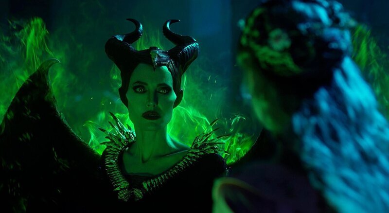 (v.li.): Maleficent (Angelina Jolie), Prinzessin Aurora (Elle Fanning). – Bild: PLURIMEDIA (The Walt Disney Company France /​ Walt Disney Pictures /​ Roth Films)