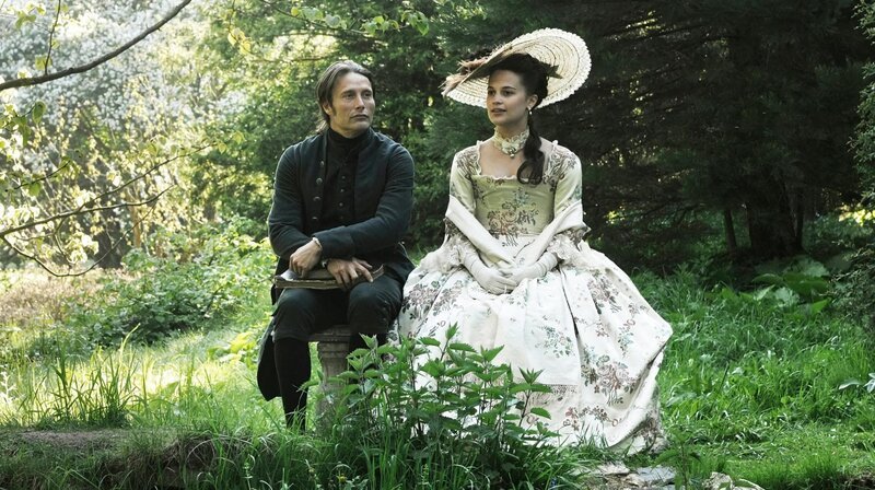 L-R: Mads Mikkelsen und Alicia Vikander – Bild: KinoweltTV L-R: Mads Mikkelsen und Alicia Vikander – Bild: KinoweltTV