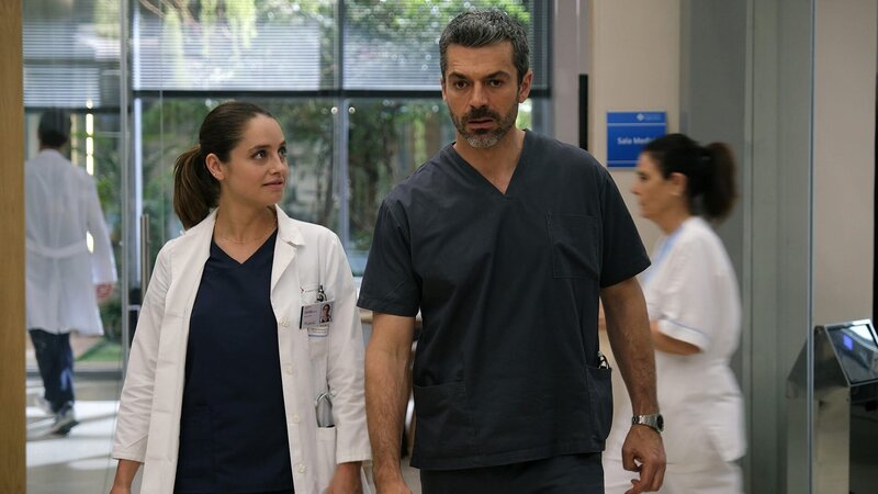 DOC – Es liegt in deinen Händen Staffel 2 Folge 12 Auf dem Weg zu einem Patienten: Matilde Gioli als Dr. Giulia Giordano, Luca Argentero als Dr. Andrea Fanti   Copyright: SRF/​SONY Pictures – Bild:  SRF/​SONY Pictures