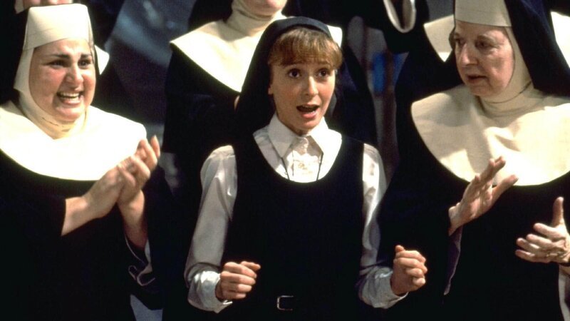 Besonders die schüchterne Schwester Mary Robert (Wendy Makkena, M.) blüht als Solistin im Chor neben Schwester Mary Patrick (Kathy Najimy, l.) und Schwester Mary Lazarus (Mary Wickes) auf. – Bild: RTL / Disney Besonders die schüchterne Schwester Mary Robert (Wendy Makkena, M.) blüht als Solistin im Chor neben Schwester Mary Patrick (Kathy Najimy, l.) und Schwester Mary Lazarus (Mary Wickes) auf. – Bild: RTL / Disney