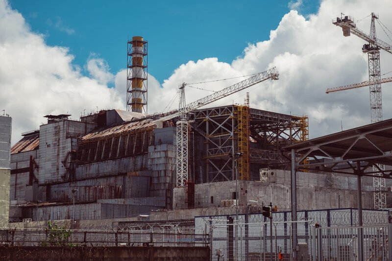 Chernobyl Nuclear Power Plant after atomic reactor explosion. Destroyed abandoned station and ghost city Pripyat ruins, Chernobyl disaster. Exclusion zone, Radiation Risk, fallout lost place. – Bild: Shutterstock /​ Shutterstock /​ Copyright (c) 2019 Youproduction/​Shutterstock. No use without permission.