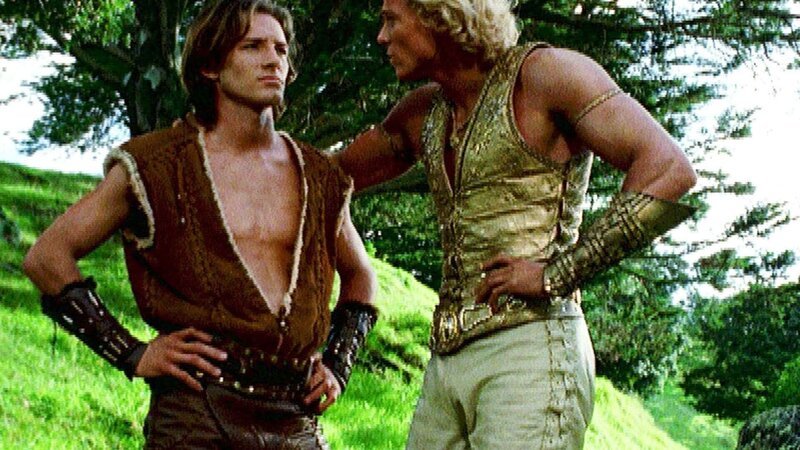 Der junge Hercules (Ian Bohen, li.) trifft auf seinen Halbbruder Apollo (Scott Michaelson). – Bild: TVNOW