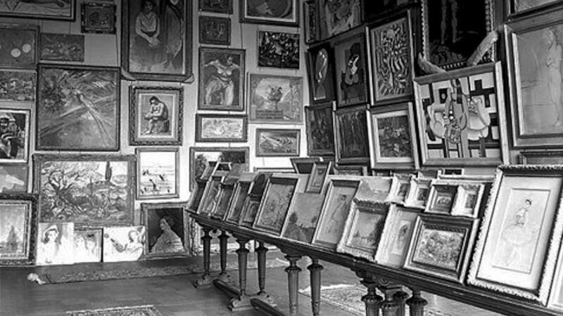 Im Musée du Jeu de Paume in Paris verstauen die Nazis Hunderte von beschlagnahmten Kunstwerken. – Bild: Archives diplomatiques du Quai d’Orsay /​ © Archives diplomatiques du Quai d’Orsay