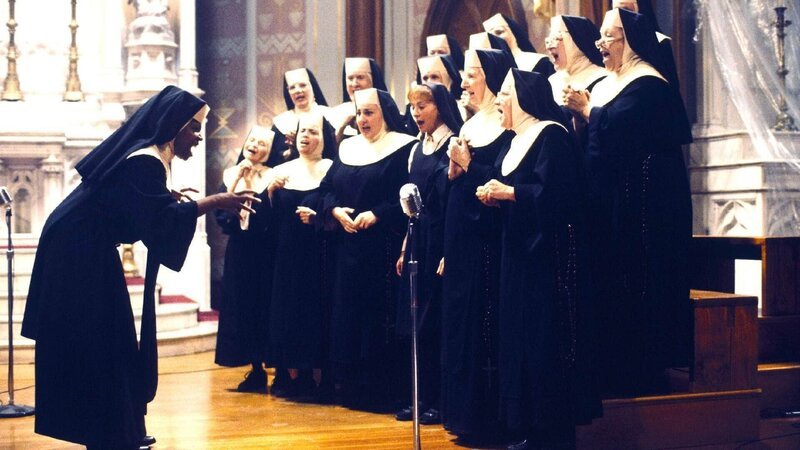 Deloris alias Schwester Mary Clarence (Whoopie Goldberg, l.) bringt Schwung in den Nonnenchor. Schon bald schmettern die Schwestern fetzige Gospels und Spirituals anstatt geistlicher Choräle. – Bild: RTL /​ Disney