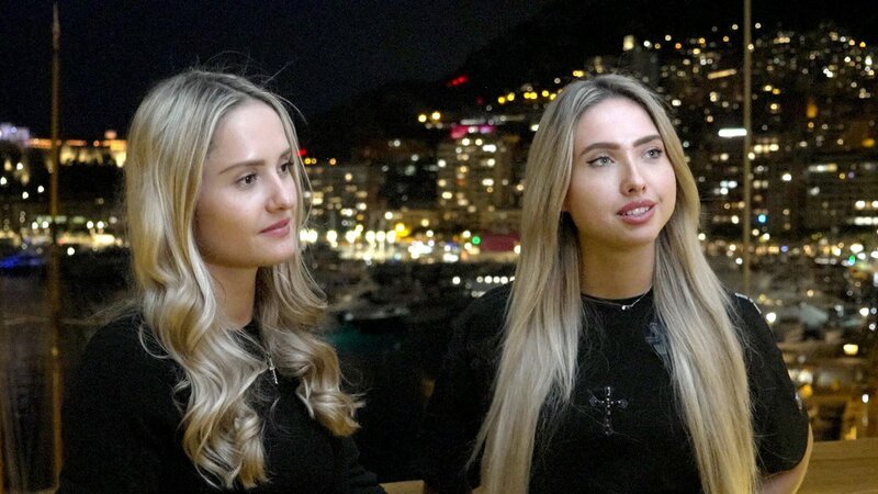 Davina und Shania arbeiten hart an ihrer Karriere. In Dubai, St. Tropez und Monaco wollen sie wie ihre Eltern Fuß fassen. Es werden Parfüms und Haarprodukte kreiert. – Bild: RTL Zwei