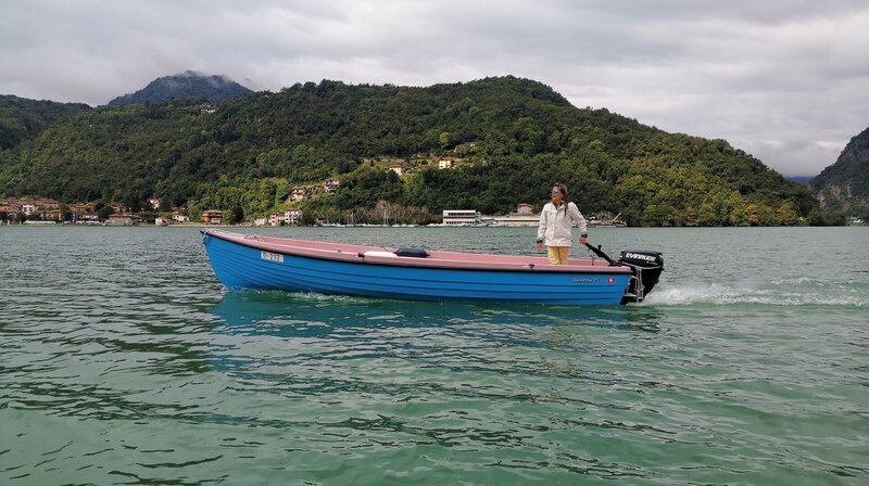 Gabriella mit ihrem Rosa-Fischerboot auf dem Luganer See. – Bild: NDR