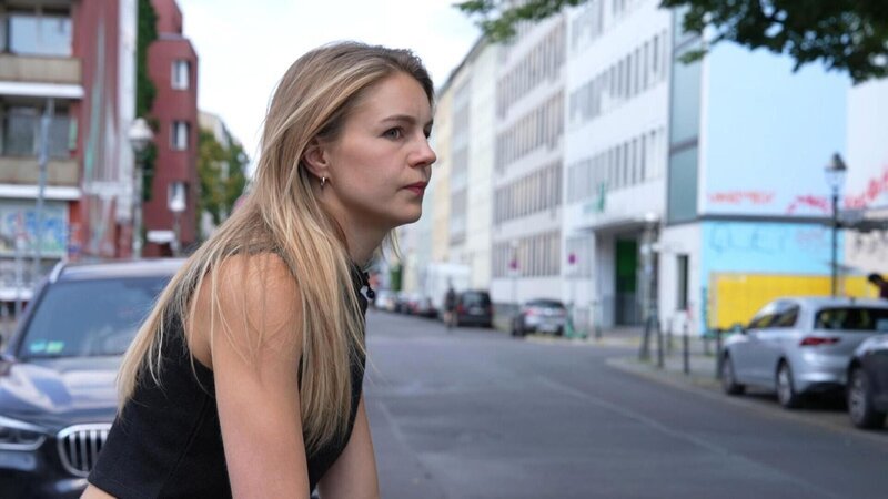 Vor ihrer Haustür stürzen täglich Radfahrer: Katharina Hofstätter. +++ – Bild: RTL /​ solisTV