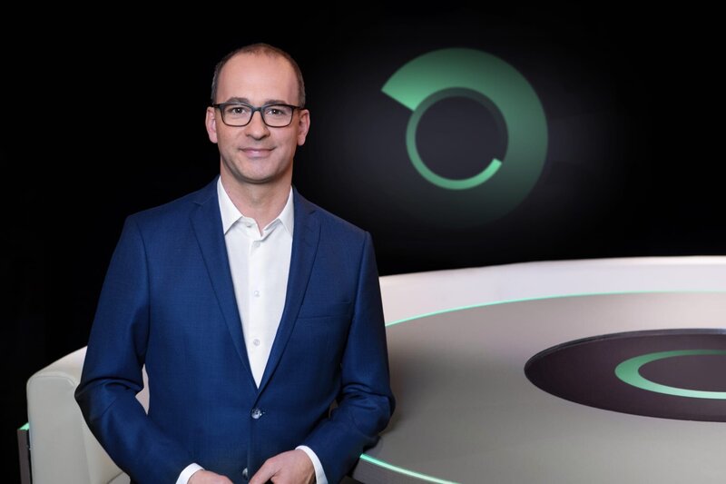 Der Polit-Talk-Klassiker präsentiert sich ab sofort in neuem Design und neuer Studio-Optik. Moderator ist BR-Chefredakteur Christian Nitsche. – Bild: BR/​Lisa Hinder/​Lisa Hinder