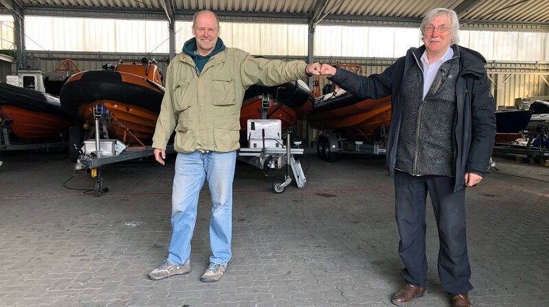 Treffen im Aktionsmittel-Lager: Thomas Henningsen (li.) und Harald Zindler (re.) haben für Greenpeace bei zahlreichen Aktionen im Schlauchboot gesessen. – Bild: NDR/Vincent Productions/Sebastian Bellwinkel Treffen im Aktionsmittel-Lager: Thomas Henningsen (li.) und Harald Zindler (re.) haben für Greenpeace bei zahlreichen Aktionen im Schlauchboot gesessen. – Bild: NDR/Vincent Productions/Sebastian Bellwinkel