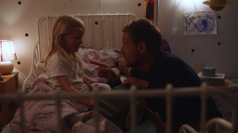 Vilda (Sofia Sittnikow) und ihr Vater (Peter Kanerva) haben die Uhr repariert. Und nun ist Schlafenszeit! – Bild: KiKA/​Anton Tevajärvi