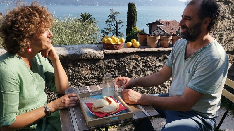 Zitronenbauer Fabio Gandossi und Ehefrau Leila auf der Terrasse vom Zitronenhaus in Gargnano am Gardasee. – Bild: NDR