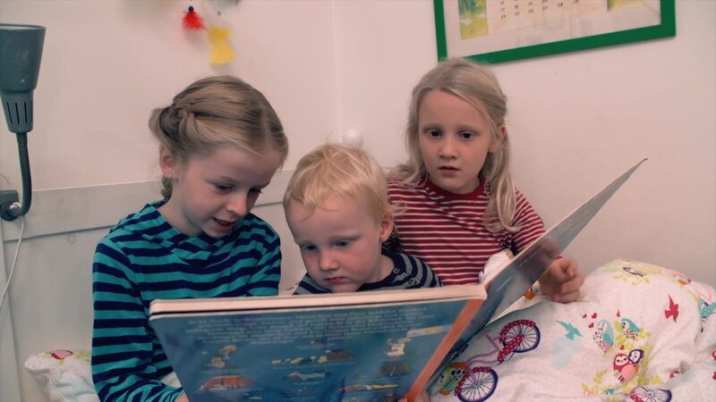 Mathilda, Anne und Johann spielen Familie. – Bild: KiKA