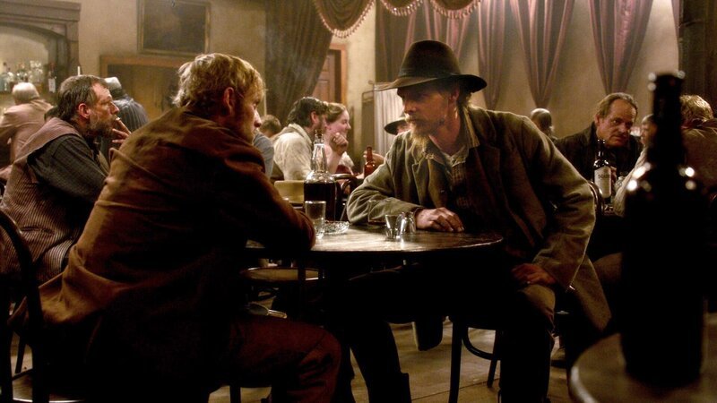 L-R: Billy the Kid (Derek Chariton), Jesse James (David H. Stevens) – Bild: ORF/​DRG