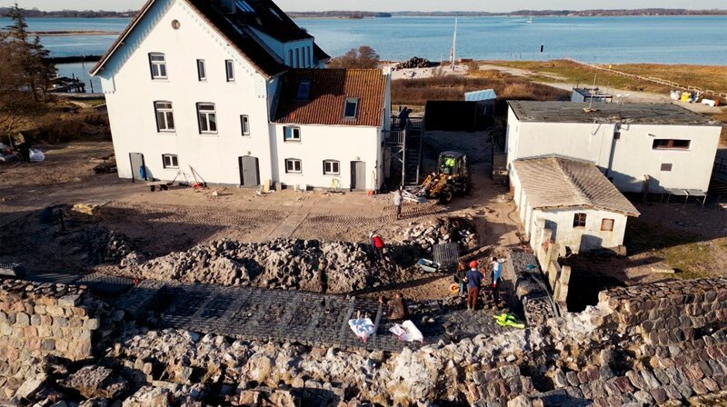 Völlig ungeschützt steht es nach der Ostseesturmflut da. Das Lotsenhaus auf der Lotseninsel Schleimünde. Der Wiederaufbau der Schutzmauer beginnt. – Bild: NDR
