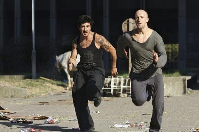 Capt. Damien Tomaso (Cyril Raffaelli), Leïto (David Belle) – Bild: port.hu Capt. Damien Tomaso (Cyril Raffaelli), Leïto (David Belle) – Bild: port.hu
