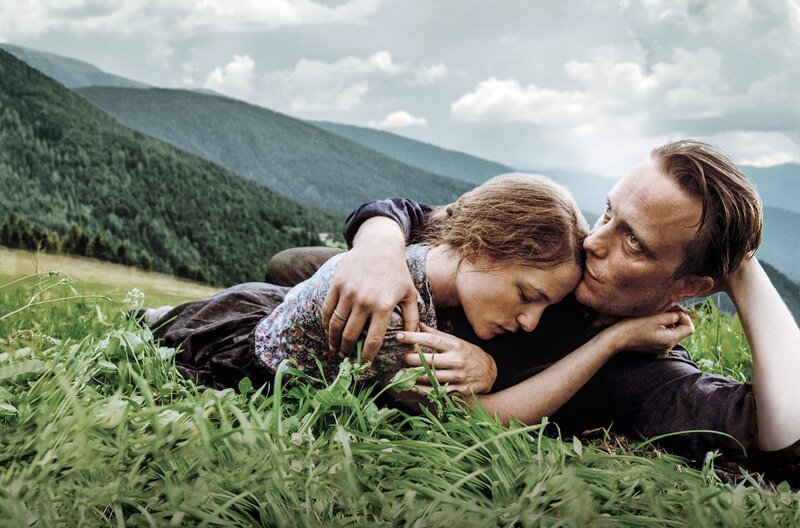 Ein verborgenes Leben – Bild: 2019 Twentieth Century Fox Film Corporation/​Reiner Bajo/​All rights reserved /​ Franziska (Valerie Pachner) ist eine starke Unterstützerin ihres Mannes (August Diehl) und teilt seine moralischen Überzeugungen.