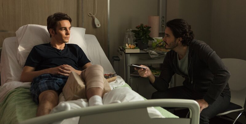 Max (Rory J. Saper, l.) ist beim Vortanzen gestürzt und hat sich schwer am Knie verletzt. Sein Vater Armando (Rik Young, r.) besucht ihn im Krankenhaus. – Bild: ZDF und Nicolas Velter.