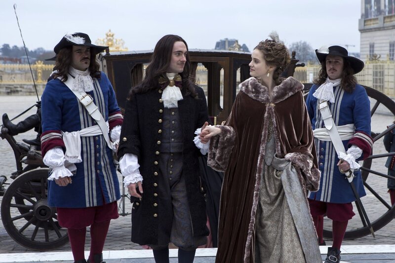 Louis XIV (George Blagden), Henriette (Noémie Schmidt) – Bild: SquareOne Entertainment Lizenzbild frei