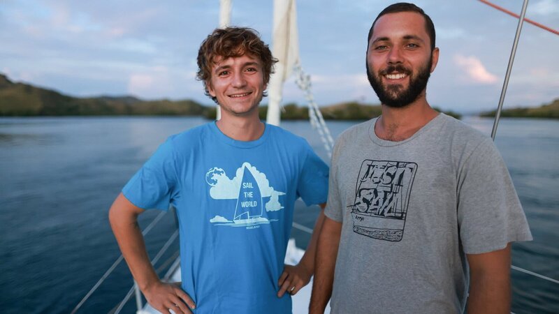 Das Segeln haben Vince (l.), 22 Jahre alt, und Tim (r.), 24 Jahre alt, erst auf ihrer Yacht gelernt. – Bild: SRF/​ZDF Studios