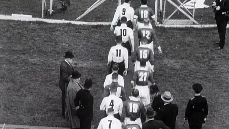 Die glorreiche Rückennummer Zehn: Im englischen Pokalfinale 1933 zwischen dem FC Everton und Manchester City tragen die Spieler erstmals Rückennummern. – Bild: ZDF und AP/​ British Movietone./​AP/​ British Movietone