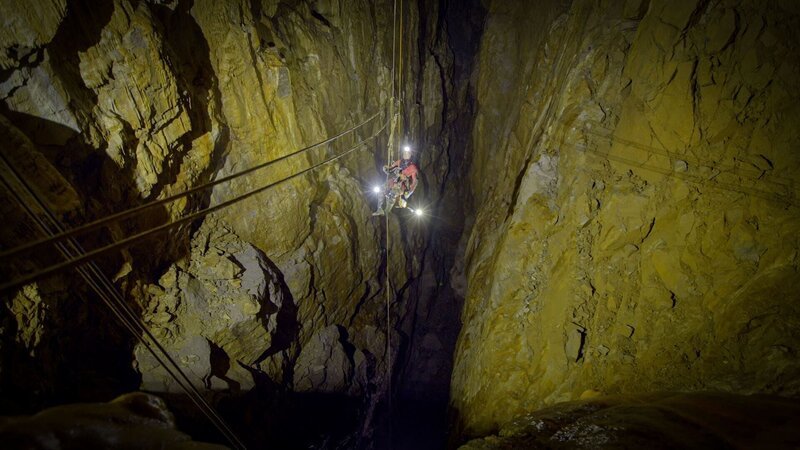 Ein Mann erforscht eine Höhle – Bild: zdf /​ © Off The Fence /​ Rob Myler /​ THE HISTORY CHANNEL