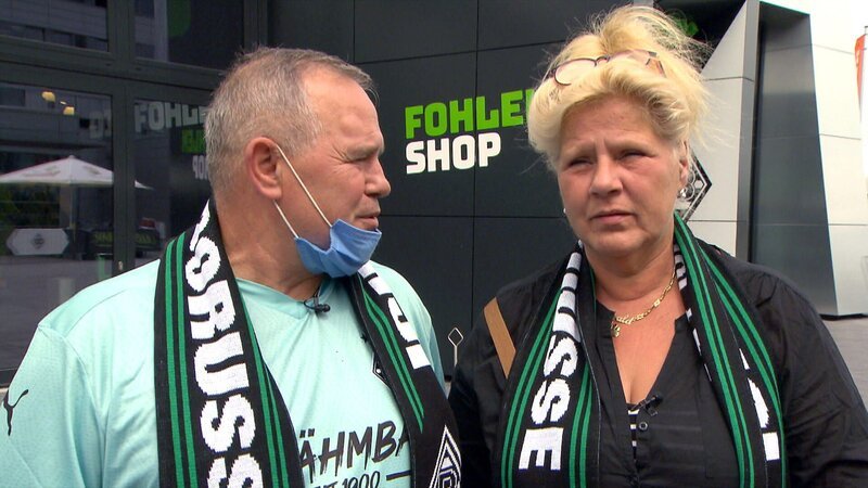Silvia will Harald zu dessen Geburtstag mit einem Gutschein für eine Führung durch das Stadion von Borussia Mönchengladbach überraschen. – Bild: RTL Zwei