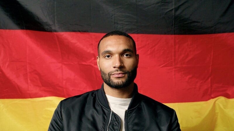 Nationalspieler Jonathan Tah äußert sich im Film zu den Themen Identifikation und Rassismus“. – Bild: WDR