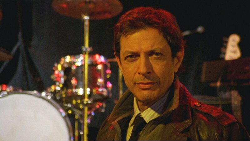 Detective Zach Nichols (Jeff Goldblum) will den Mordfall an einem jungen Rockmusiker aufklären und ermittelt dabei auf unkonventionelle Weise. – Bild: VOX
