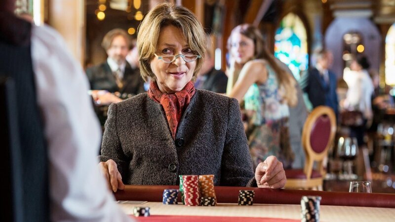 Rosa (Cornelia Froboess) will am Spieltisch das verlorene Hab und Gut zurückgewinnen. – Bild: port.hu