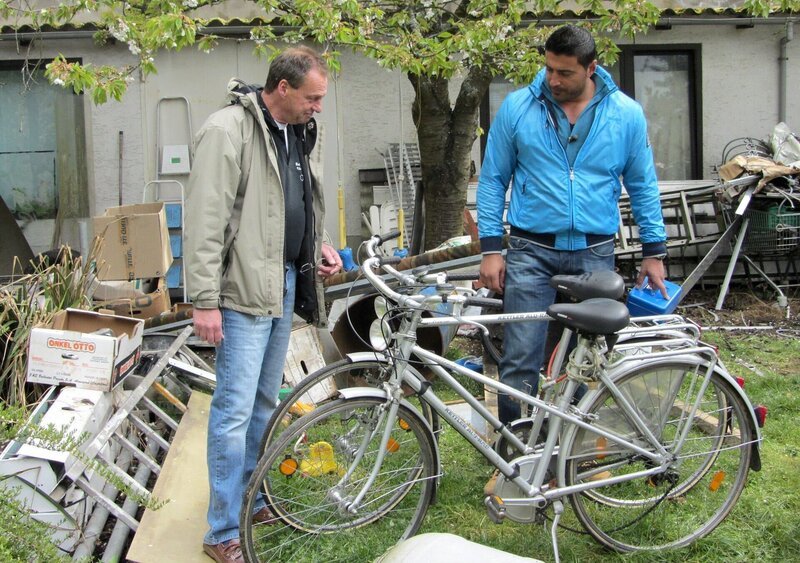 Sükrü Pehlivan (re.) im Gespräch mit einem Fahrradhändler – Bild: RTL Zwei