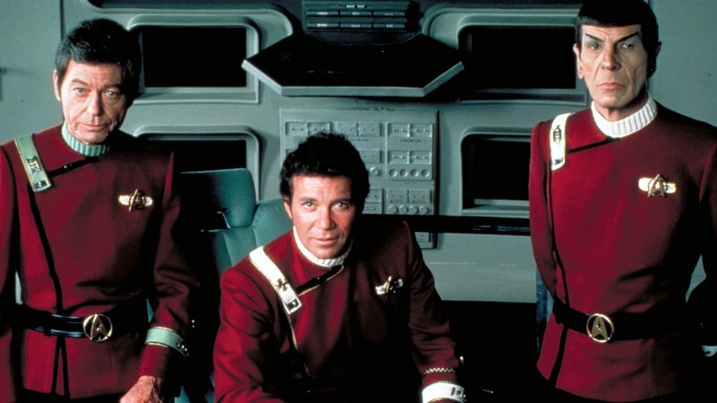Dr. Leonard McCoy (DeForest Kelley, l.), Admiral James T. Kirk (William Shatner, M.) und Captain Spock (Leonard Nimoy, r.) begeben sich mit der U.S.S. Enterprise auf eine gefährliche Mission. – Bild: ZDF und Paramount Pictures./​Paramount Pictures