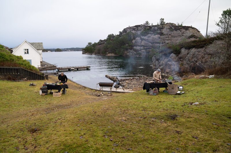 Bergen, Norway – Gordon Ramsay (L) and Chef Christopher Haatuft surrounded by a beautiful Norwegian landscape during the big cook. (Credit: National Geographic/​Justin Mandel) – Bild: Studio Ramsay and all3media international Lizenzbild frei