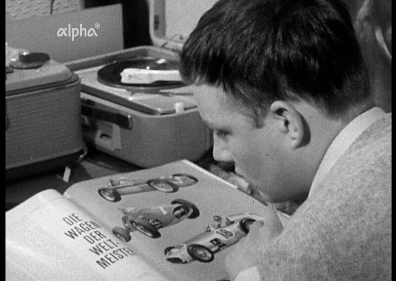 Jugend 1960: Der 16-jährige Biwi (Wolfgang Fischer) lebt bei seiner Mutter (Elfie Pertramer), was für beide nicht immer leicht ist – Biwi hört Musik und studiert eine Autozeitschrift, während die Mutter Schnee schippt. – Bild: BR