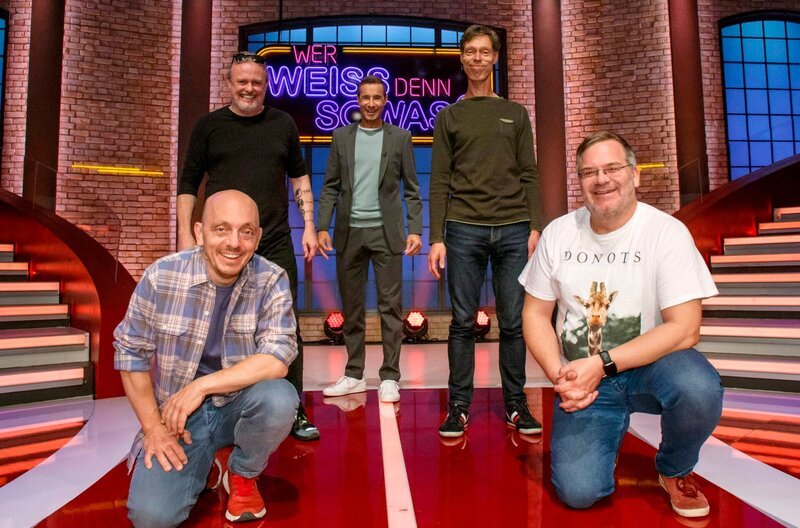 Moderator Kai Pflaume (M.) und seine Rateteam-Kapitäne Bernhard Hoëcker (l.) und Elton (r.) begrüßen in dieser Sendung die beiden Comedians Markus Krebs (2.v.l.) und Martin Schneider (2.v.r.). – Bild: ARD/​Morris Mac Matzen