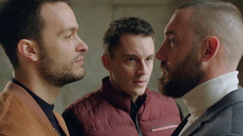 Antonio (Strahinja Blažić) macht den Brüdern Dzoni (Ljubomir Bulajić) und Soni (Petar Strugar) ein unmoralisches geschäftliches Angebot. v.l.n.r. – Bild: WDR/​Luka Milićević