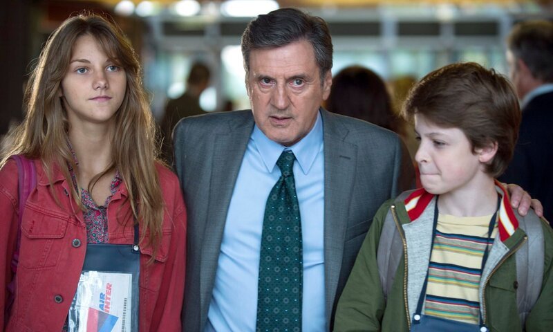 André verabschiedet sich von seinen Kindern (v.l.n.r. Emma Besson, Daniel Auteuil und Antoine Milhaud). – Bild: WDR/​LGM Cinéma/​Black Mask Productions/​Studiocanal/​TF1 Films Production/​Arena Multimedia Group