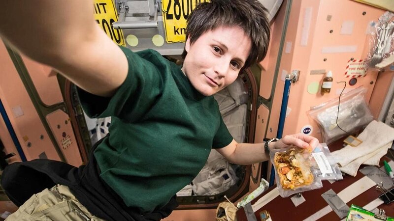 Bildunterschrift: Das Mittagessen auf der ISS soll nicht nur schmecken, vor allen Dingen muss es den individuellen Nährstoffbedarf der Astronauten optimal abdecken, um Mangelerscheinungen entgegenzuwirken. – Bild: N24 Doku