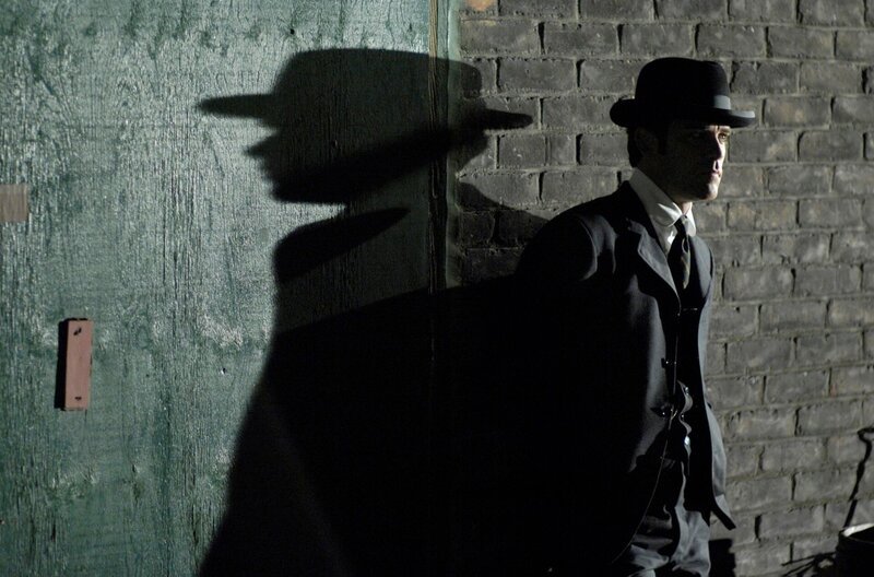 Detective Murdoch (Yannick Bisson) wartet in den Schatten. – Bild: WDR/​Shaftesbury Murdoch II Inc/​Steve Wilkie