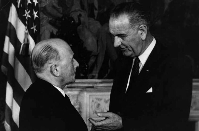 1963 erhielt Jean Monnet für den Aufbau eines vereinten Europas vom damaligen Präsidenten der USA, Lyndon B. Johnson, die Freiheitsmedaille. Einige Jahre später wurde er zum ersten Ehrenbürger Europas ernannt. – Bild: SR/​Rüdiger Mörsdorf Filmproduktion