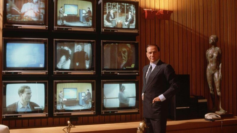 Silvio Berlusconi war Herr über diverse Fernsehkanäle. – Bild: ZDF und Vittoriano Rastelli./​Vittoriano Rastelli
