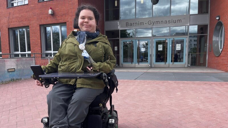 Amelie Cartolano, 18, kämpft für ein selbstbestimmtes Leben. Seit 14 Jahren sitzt sie im Rollstuhl: Um aufs Gymnasium gehen zu können, nimmt sie täglich einen langen Weg in Kauf. – Bild: ZDF und Sarah Krah./​Sarah Krah