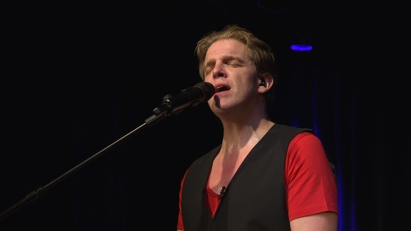 Karl Frenzel träumt von einer Karriere als Deutsch-Pop-Sänger. – Bild: ZDF und creaframe./​creaframe