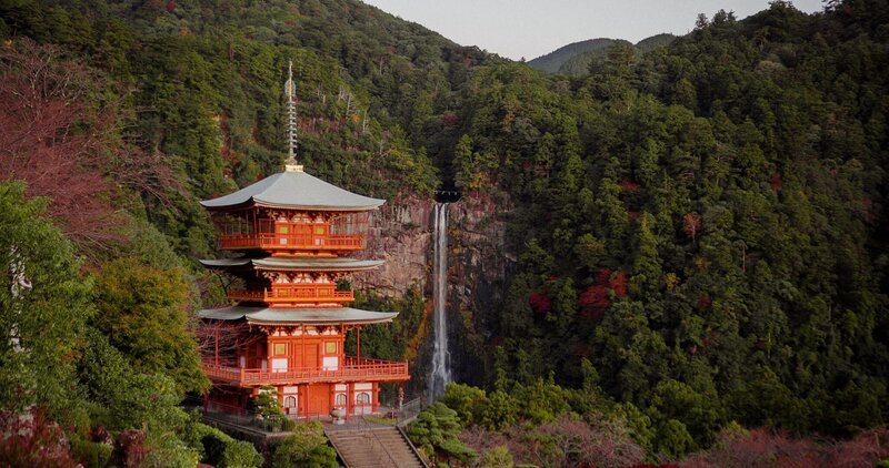 Nachi Taisha Nachi-no-Taki-Tempel und Nachi-Wasserfall (Kumano Kodo, Japan) – Bild: Meterórica Cine /​ Raúl García Pérez