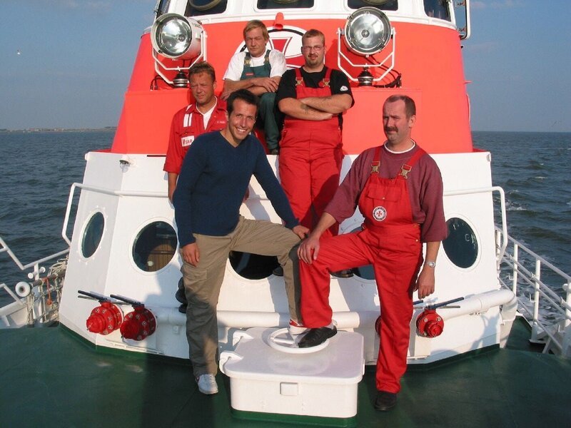 Willi mit der Mannschaft des Seenotkreuzers „Hans Hackmack“. An Bord werden regelmäßig Rettungseinsätze trainiert. – Bild: BR/​megaherz