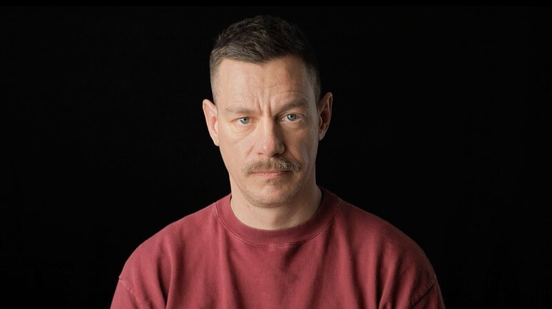 Wann ist ein Mann ein Mann? Eine Reflexion über männliche Sexualität, ihre Machtstrukturen und Stereotype von Männlichkeit unserer Gegenwart. – Frederik Busch im Gespräch. – Bild: rbb/​StickUp Filmproduktion