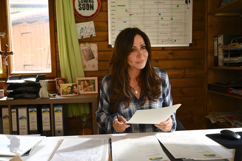Dorfhelferin Katja Baumann (Simone Thomalla) hat einen Moment Zeit für Papierkram, bevor es für sie wieder nach draußen zu den Menschen geht. – Bild: ZDF und Bernd Schuller.